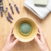 Eponge de Konjac Argile verte et Thé vert - ambiance 2 - aromandise