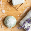 Eponge de Konjac Argile verte et Thé vert - ambiance 3 - aromandise