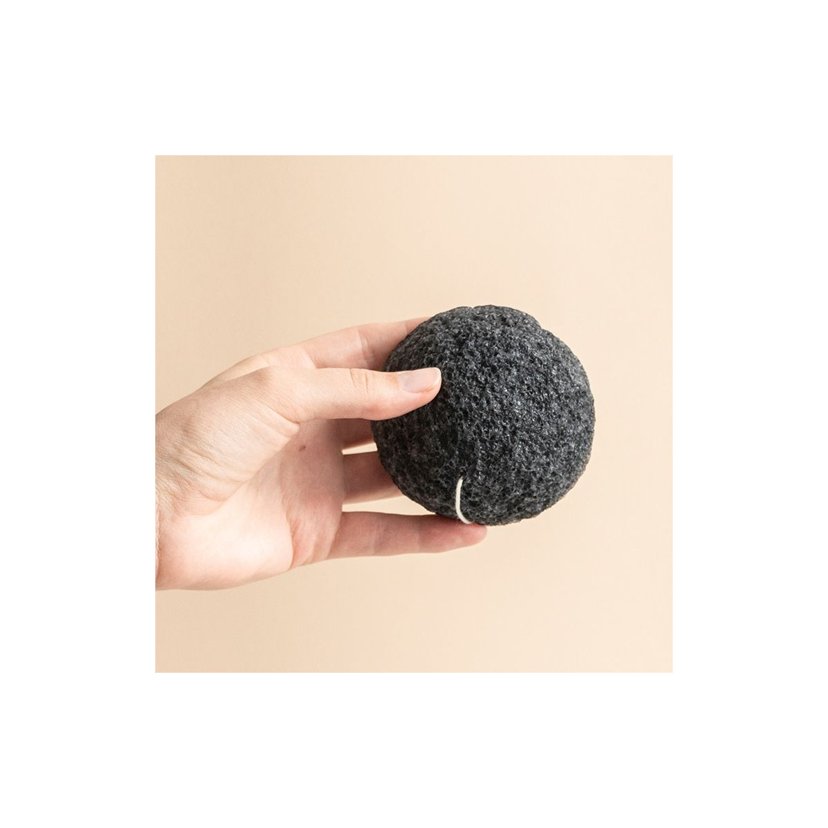 Eponge de Konjac Charbon Bincho - presentation - aromandise