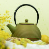 Théière ming 0,9L verte et dorée - Théière en fonte - Aromandise - ambiance