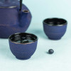 Tasse en fonte bleue et dorée - Aromandise - ambiance