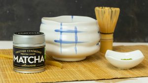 Bol blanc, matcha de cérémonie, fouet