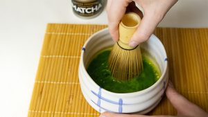 Bol blanc avec son fouet à matcha